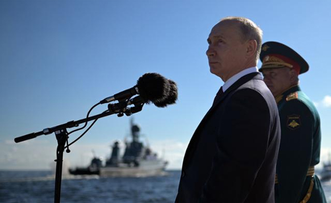 푸틴 "러 해군, 극초음속 순항미사일 ㆍ 핵 수중 드론 무장할 것"
